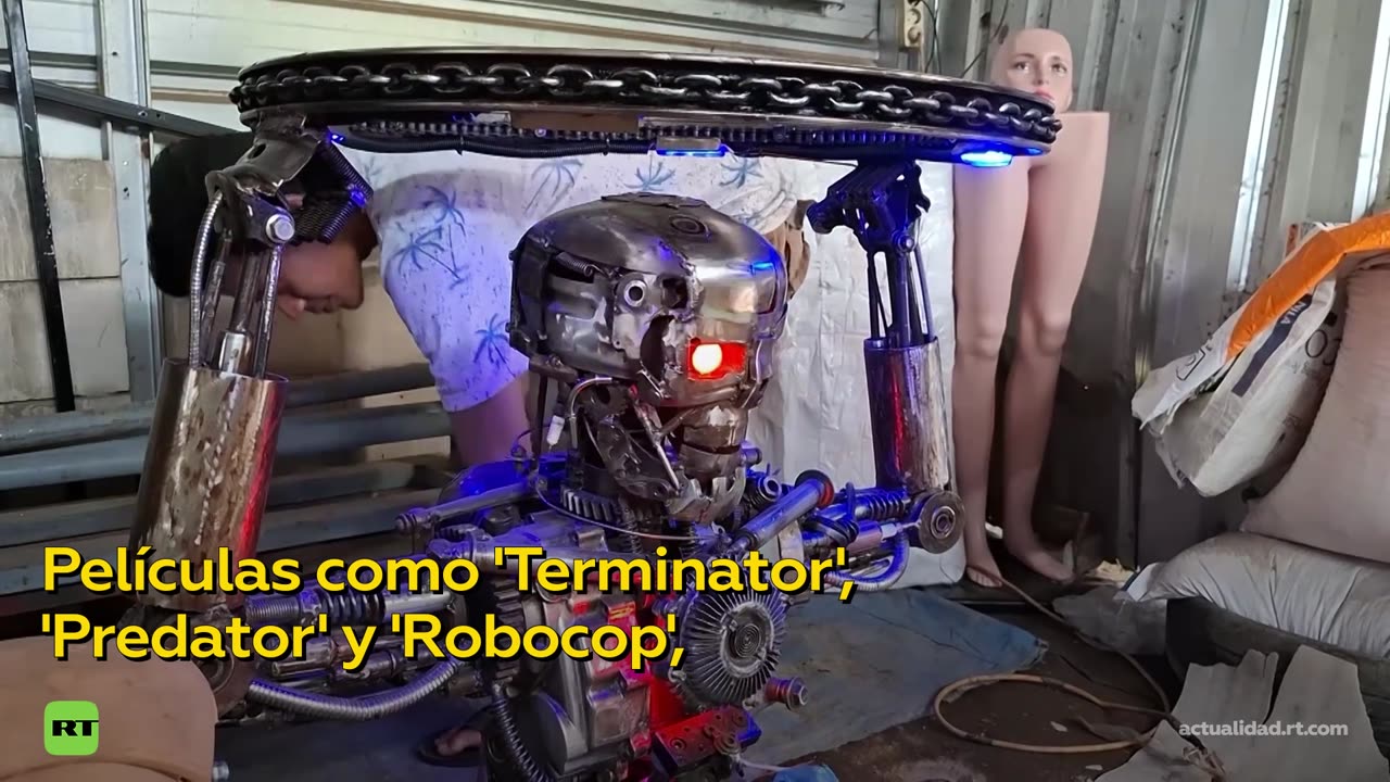 Un artesano indonesio construye robots de películas famosas con metal reciclado