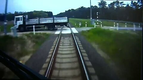 Train driver in Poland rushes to warn passengers seconds before crash into a lorry.