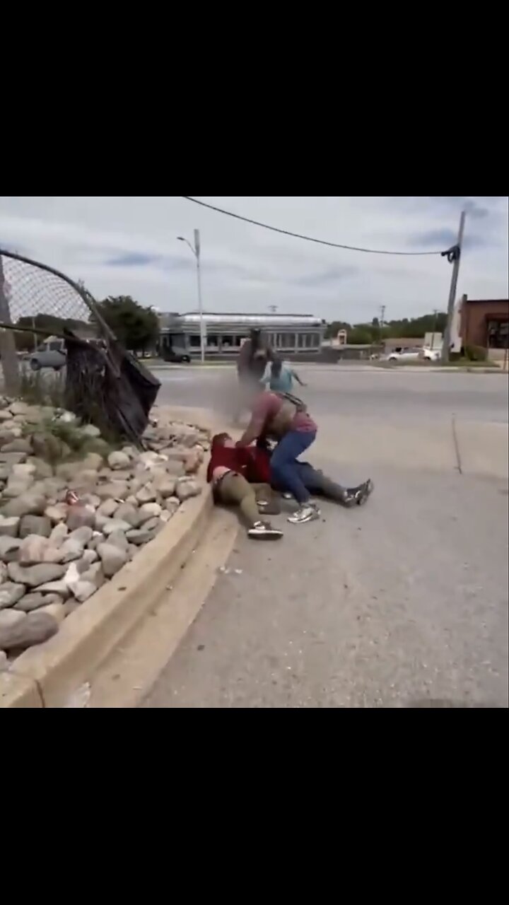 TAKEDOWN OF ILLEGAL ALIENS🛣️🏃🚓👮‍♂️📸OUTSIDE HOME IMPROVEMENT STORE🏗️🏪🧎‍♂️👲💫