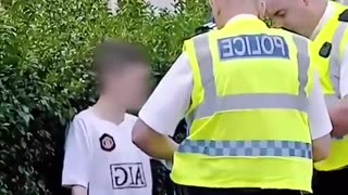 🚨🏴󠁧󠁢󠁥󠁮󠁧󠁿England Police arrest an 8 year old boy & his friend for waving the English flag in public.