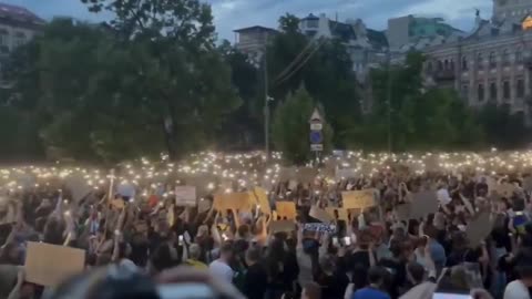 Thousands of people protesting in Kiev against Zelensky