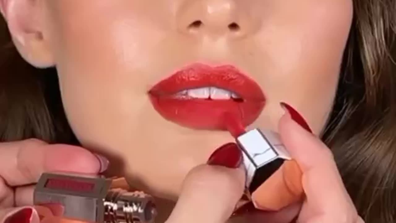 Cosmetics in Hollywood with new cosmetics and new girls