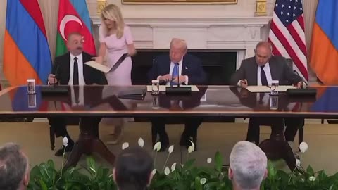 BREAKING 🚨 The Whole Room erupted in cheers when Trump’s Peace Deal between..