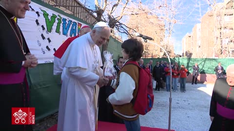 Papa Leone XIV incontra i fedeli cattolici romani alla parrocchia di Santa Maria Regina Pacis ad Ostia nella sua diocesi il 15 febbraio 2026 ed idolatra qualche immagine e scultura da bravo peccatore amante del denaro NOTIZIE DAL MONDO