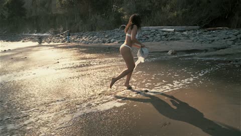 Bikini Girl Walks the Beach | Stunning Summer Vibes in 4K