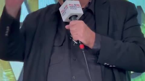 Elon Musk must have something on Steve Bannon that he doesn't want people to know