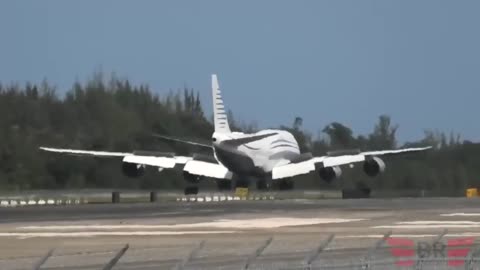Landing of a Boeing 747-8 belonging to the Emir of Qatar at San Juan Airport, Puerto Rico