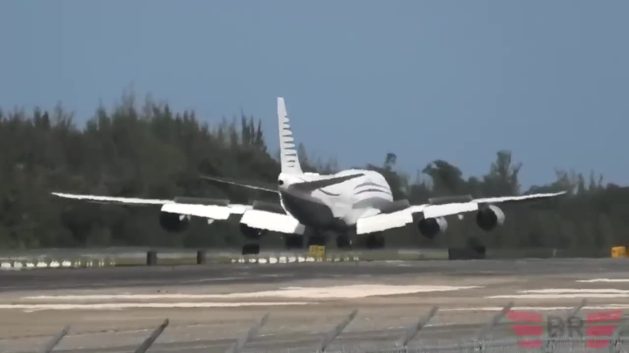 Landing of a Boeing 747-8 belonging to the Emir of Qatar at San Juan Airport, Puerto Rico