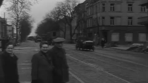 104TH INFANTRY ADVA... - 104TH INFANTRY ADVANCE INTO COLOGNE, GERMANY ; 5TH ARMORED D - 111-adc-3535