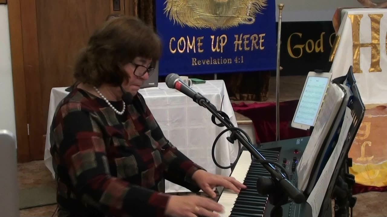 Prophetic song: Glory! Throne of David!