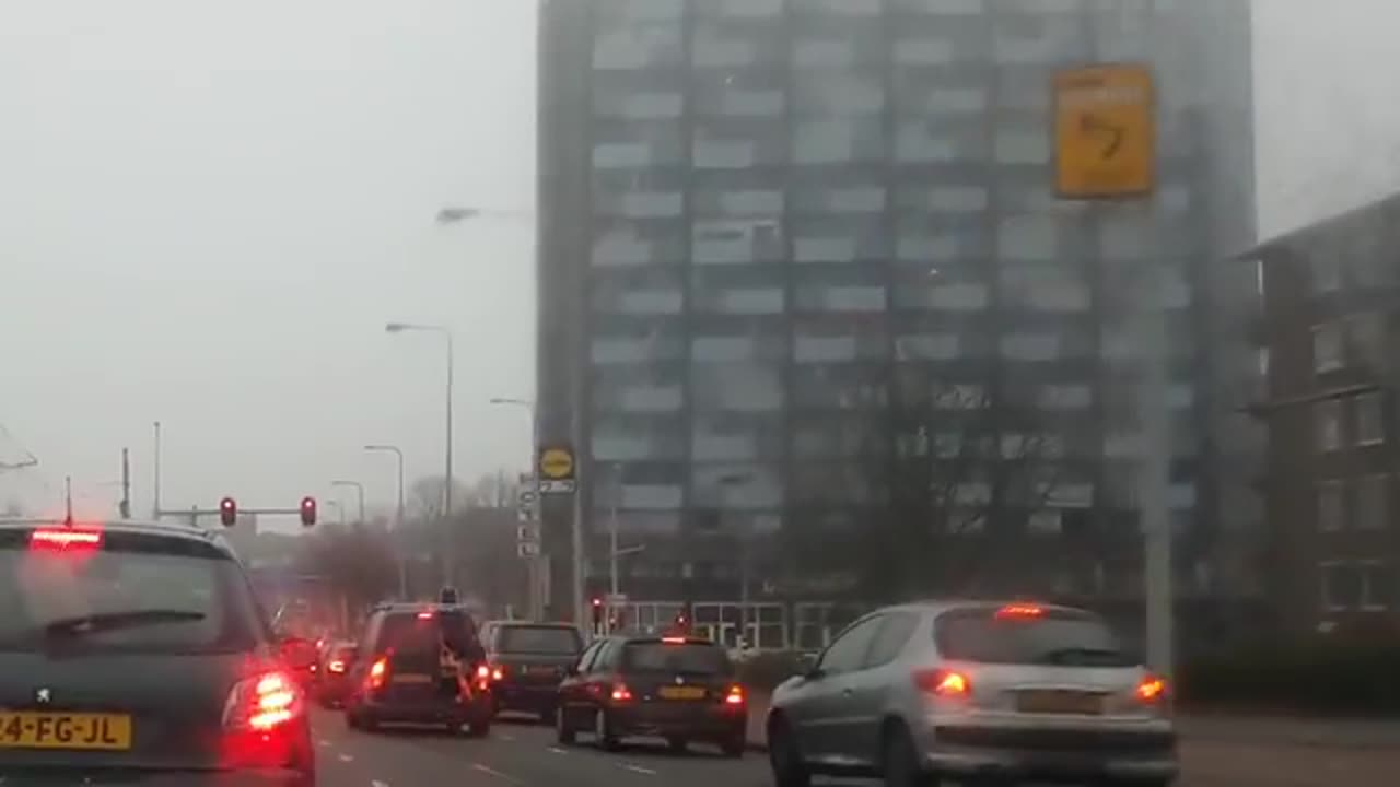 Ofux verkeersruzie wilt jochie slaan🤣