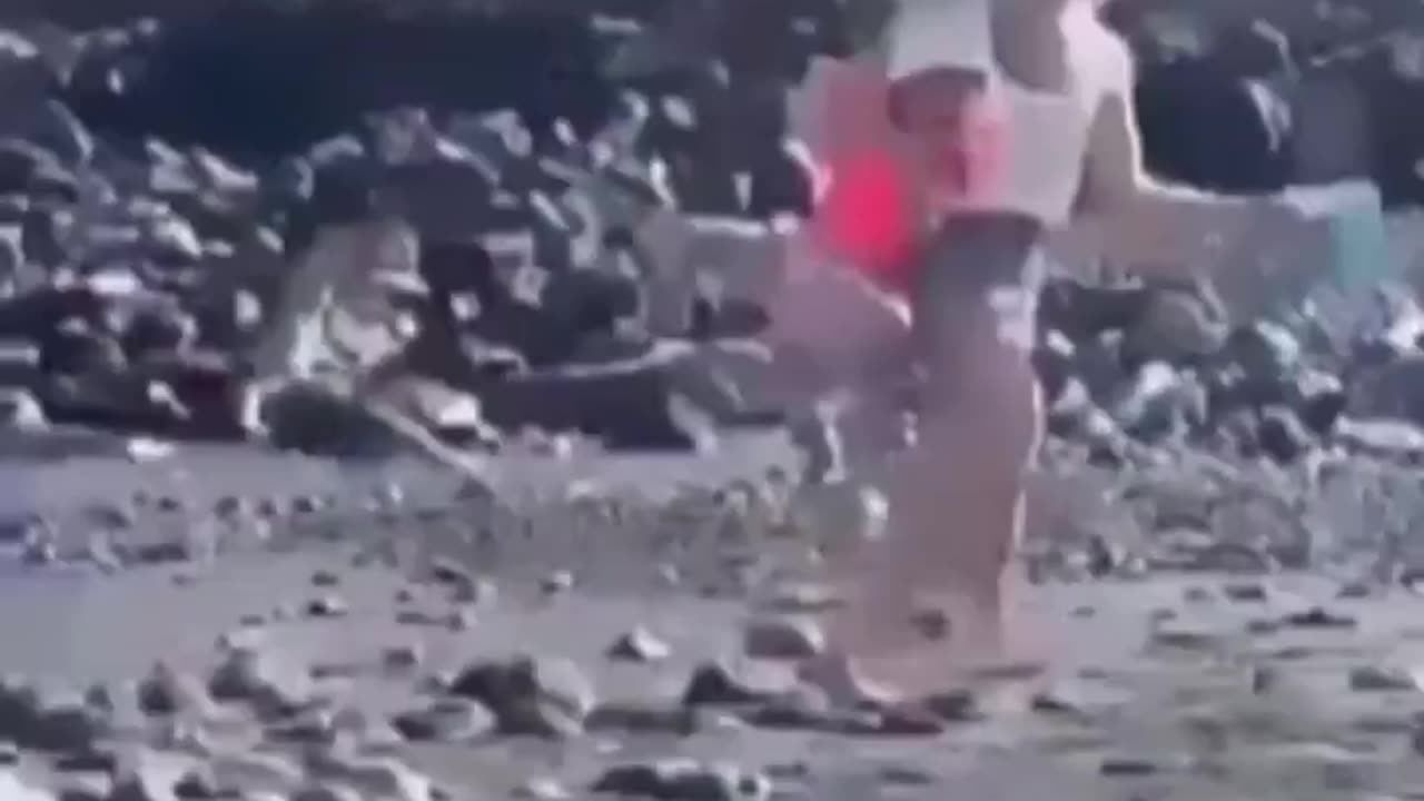 North African in Spain wants to rob a tourist, finds out it was better not to.