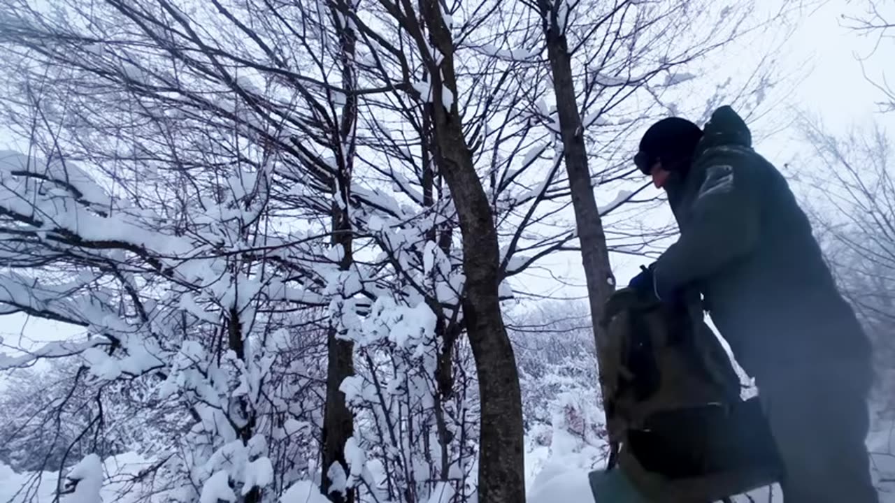Surviving Extreme Snowstorm! Building a Shelter with Only Plastic Wrap