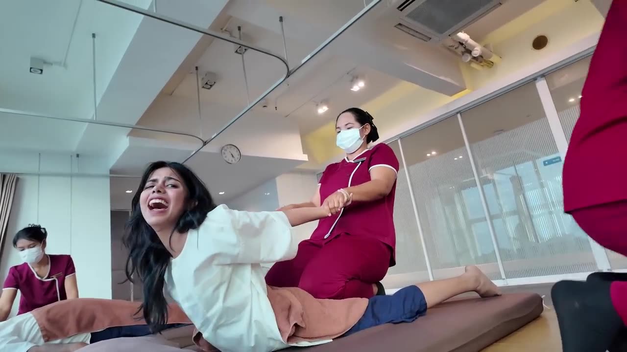 Indian girl 🇮🇳 tried Thai Massage 🇹🇭😂 *gone wrong*