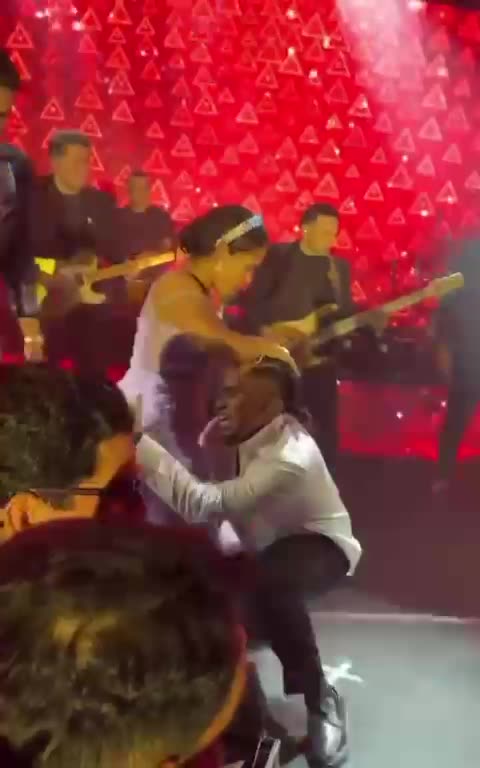 Tildan de ‘vulgar’ a Luis Díaz y sus hermanos por sensual baile en su boda