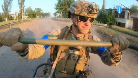 🚁⚠️ Ukraine Russia War | Russian Fibre Optic FPV Drone Nearly Hits Ukrainian Soldier | RCF