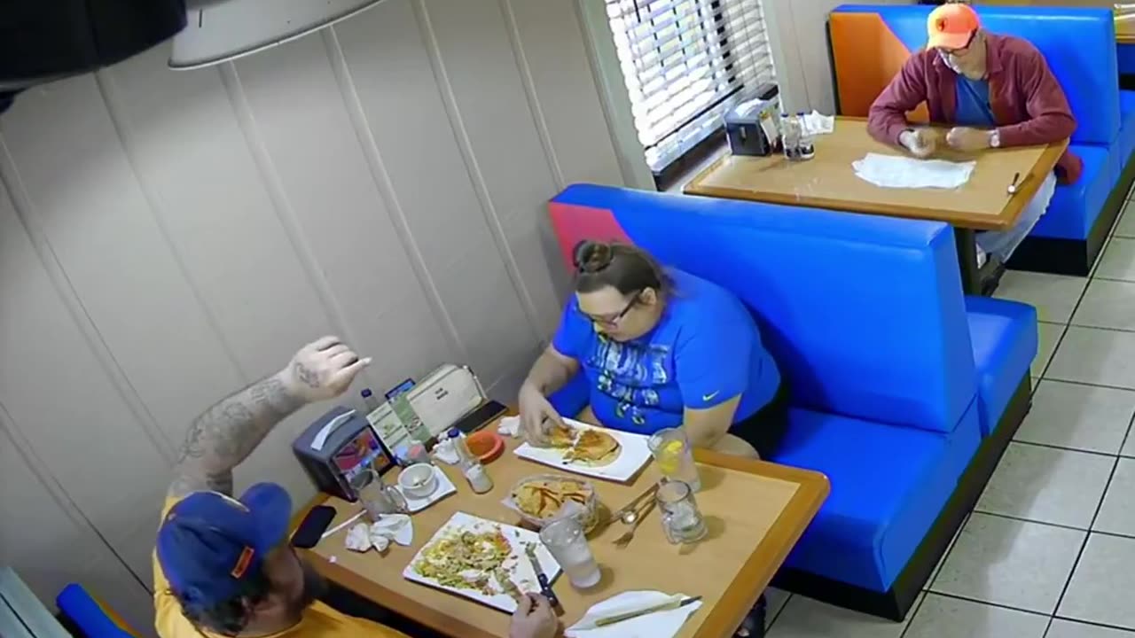 Camera catches customers putting their own hair in food to scam for free food at restaurant