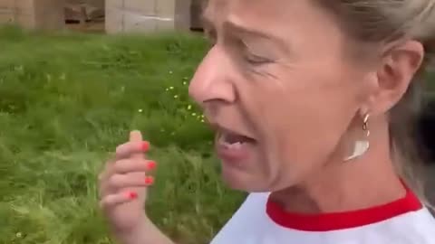 Legendarna Kate Hopkins pokazuje, jak panele słoneczne niszczą wsie, podczas gdy jednocześnie chemiczne ślady mają na celu stłumienie słońca, aby codziennie dochodziło do przerw w dostawie energii.