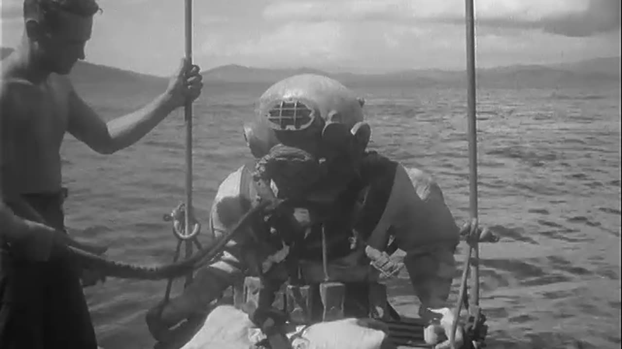 DIVING OPERATIONS CLEA... - DIVING OPERATIONS CLEARING SUBIC BAY OF SHIPPING WRECKAGE - 428-npc-3506