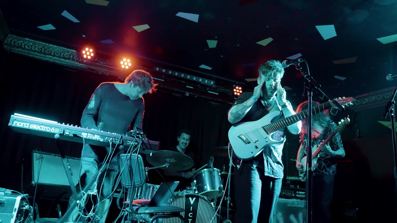 Tova live at The Victoria Dalston - part 6 | Cupchairs.com