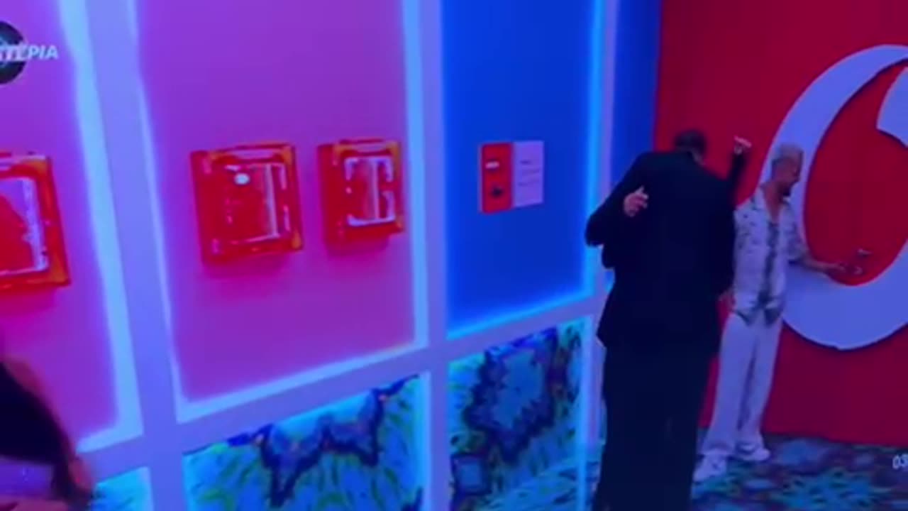 Jozi dhunon Gjestin, e godet fuqishëm. Këngëtarit në gjendje të rëndë. Ndërpritet transmetimi