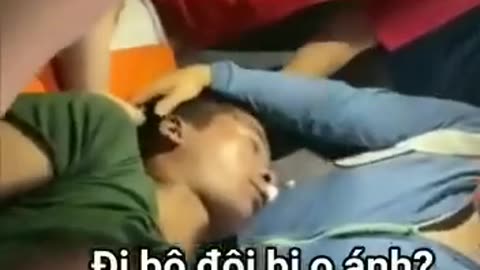 LẠI ĐI BỘ ĐỘI BỊ ĐÁNH CHỚT.
