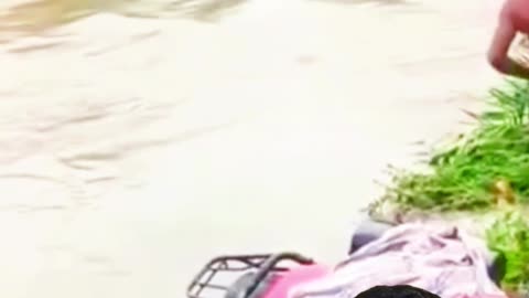 💦 Flood-er স্রোতে টলার উল্টে গেল! 😱🚤
