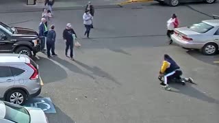 Man chases down and catches a thief who stole a purse from an 87-year-old woman at a grocery