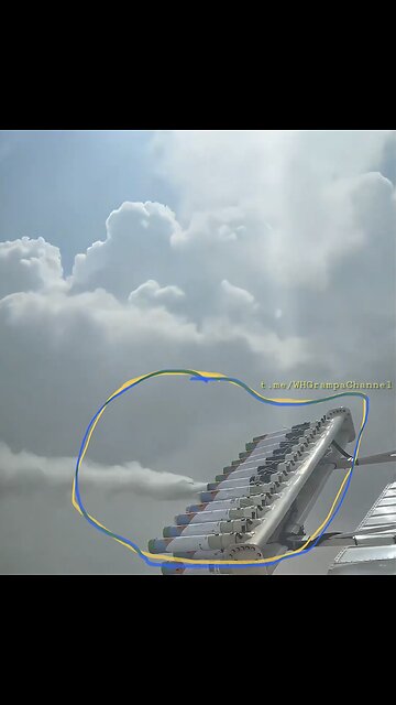 PLANE SPRAY CHEMTRAILS🚍🚏🚶‍♀️🌥️🏘️🏃💨🛩️📸IN THE ATMOSPHERE🤢🤧☁️🛩️💫