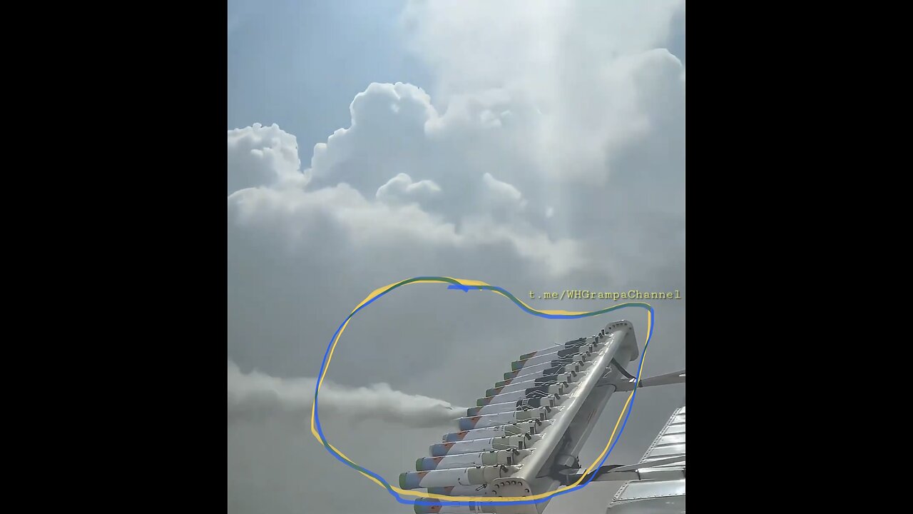 PLANE SPRAY CHEMTRAILS🚍🚏🚶‍♀️🌥️🏘️🏃💨🛩️📸IN THE ATMOSPHERE🤢🤧☁️🛩️💫