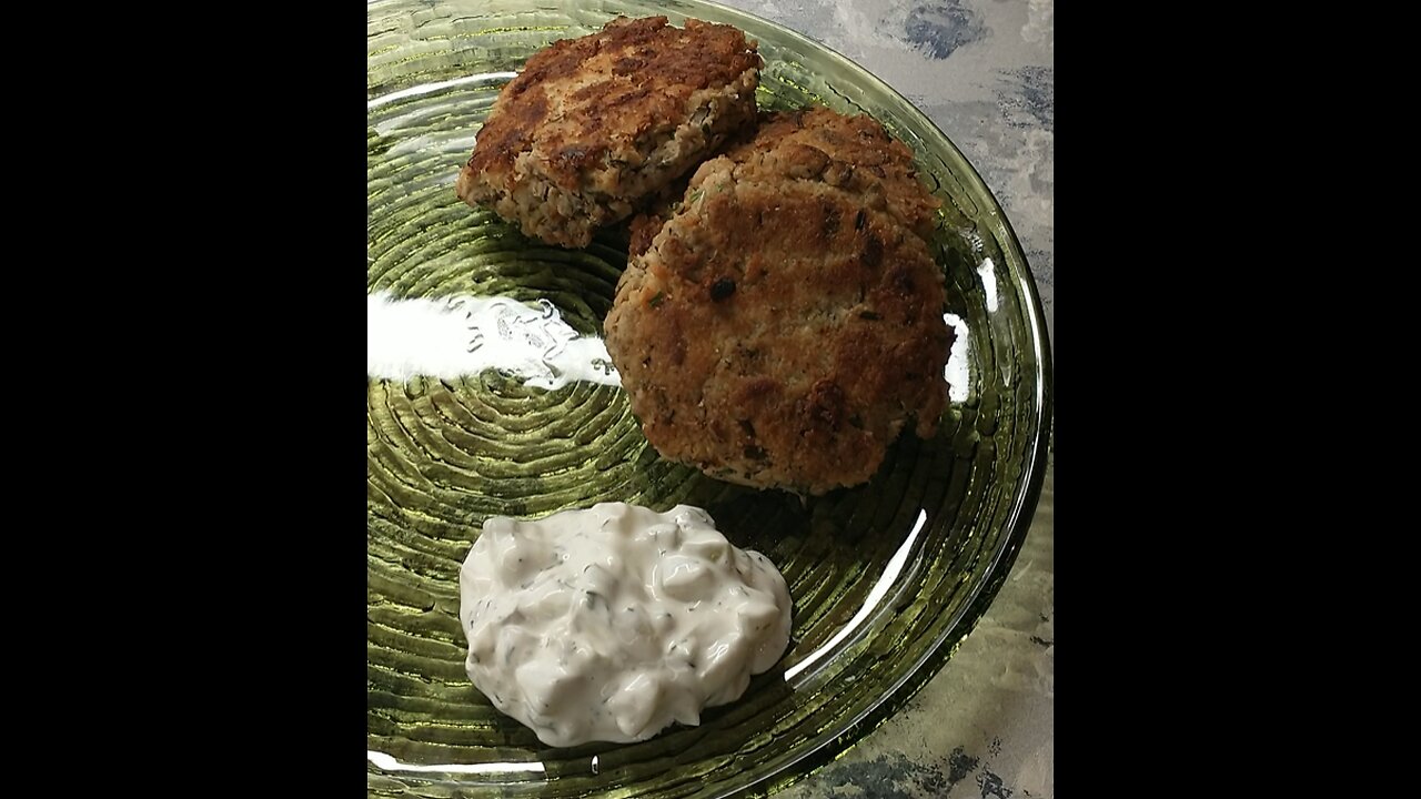 KETO SALMON PATTIES WITH TARTER SAUCE