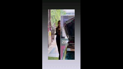 गलत दुकान पर आ गई