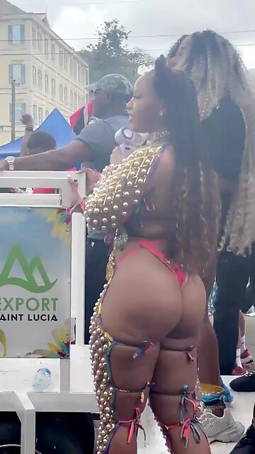 Chloe Bailey shows off her banging body