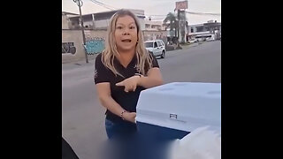 Tira un puesto de tamales porque su coche no podía salir