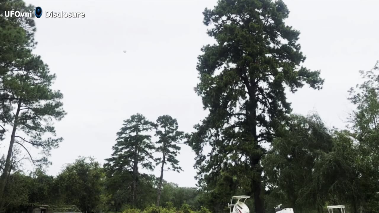 Le drone joue avec la sphère, Yumbo et Buga