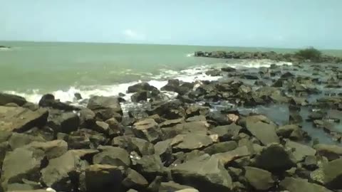 Filming the sea waves hitting and invading the rocks, very beautiful! [Nature & Animals]