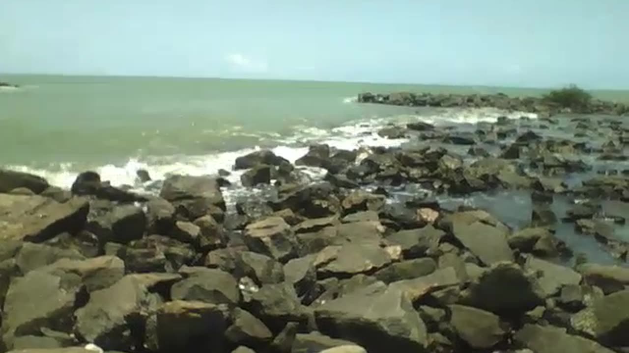 Filming the sea waves hitting and invading the rocks, very beautiful! [Nature & Animals]