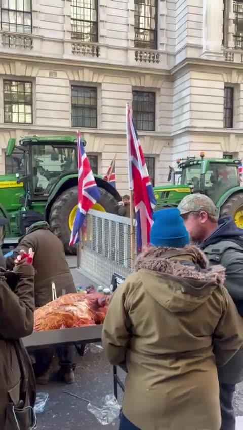 Pork barbecue in central London as farmers protest ❤️🇬🇧🇬🇧🇬🇧