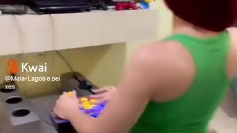 mulher jogando kof 98.mp4