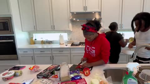 WHO CAN MAKE THE BEST MEAL IN 30 MINUTES (EXTREMELY HILARIOUS)