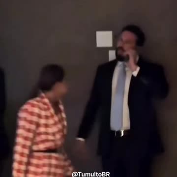 A deputada Camila Jara, do PT usa da criatividade para cassar mandatos de parlamentares da direita, se utilizando da tática de impulso corporal para dá a intenção de que irá agredir más o que buscar é receber.