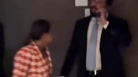 A deputada Camila Jara, do PT usa da criatividade para cassar mandatos de parlamentares da direita, se utilizando da tática de impulso corporal para dá a intenção de que irá agredir más o que buscar é receber.