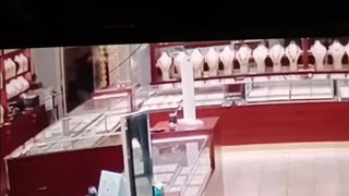 Store owner scares off thugs