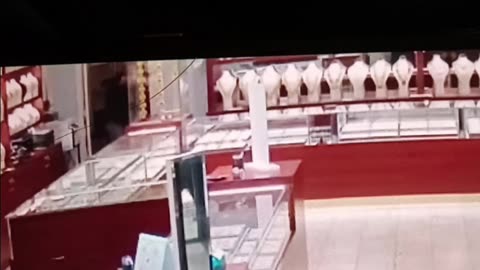 Store owner scares off thugs