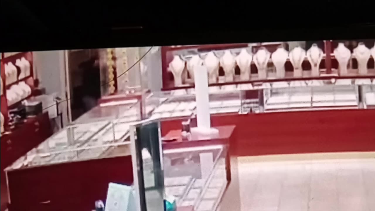 Store owner scares off thugs