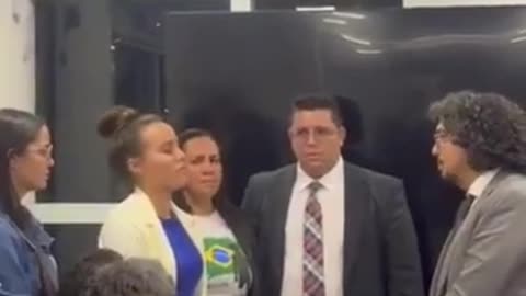 Filha de Cleriston Pereira implora ajuda a Pedro Vaca, representante da OEA em visita ao Brasil