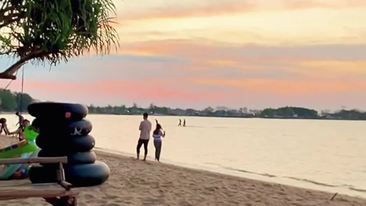 Beach Bites: A Perfect Meal by the Sea"