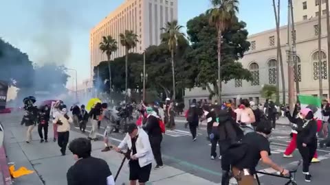 LAPD beats back anti-ICE protesters with batons and rubber bullets - New York Post