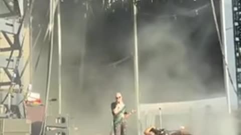 Garbage Singer Has A Meltdown On Stage Because A Fan Bounced A Beach Ball