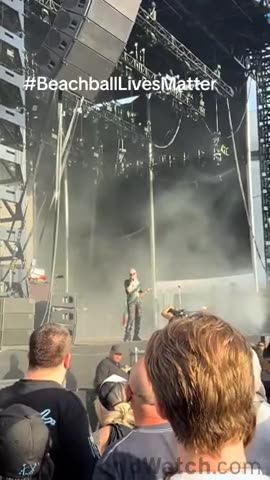 Garbage Singer Has A Meltdown On Stage Because A Fan Bounced A Beach Ball